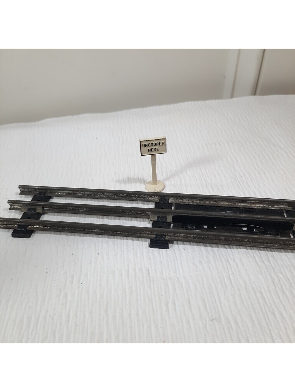 Marx Parts automatic in-track Uncoupler O-gauge 27 uncouple here sign white